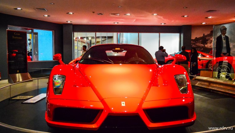 Перед автомобиля Ferrari в павильоне
