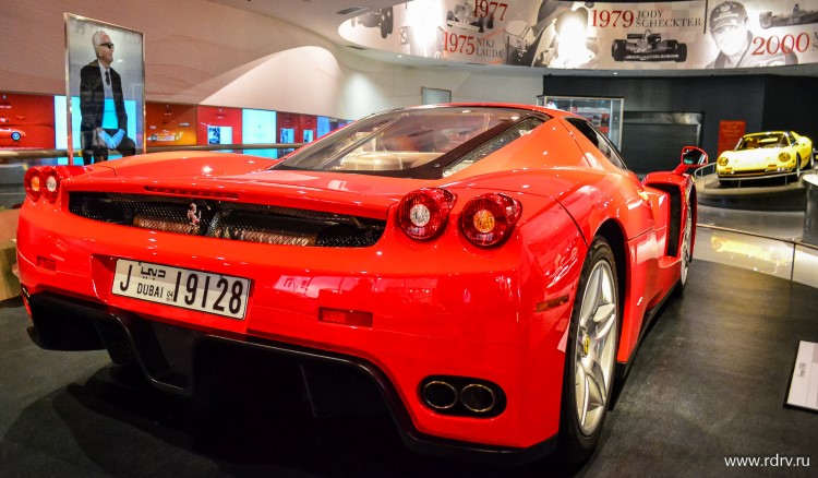 Вид сзади на красный спортивный автомобиль Ferrari