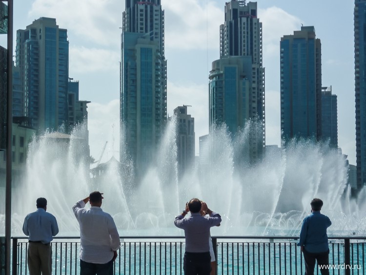 Люди у фонтана в Дубае