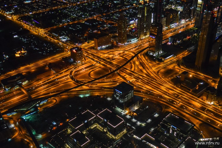 Автомобильные развязки ночного Дубая