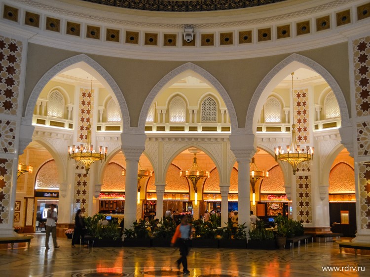 Атриум в арабском стиле в Дубай мол