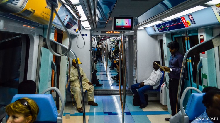 Внутри вагона метро в Дубае
