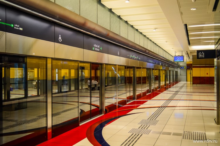 Внутри станции метро в Дубае