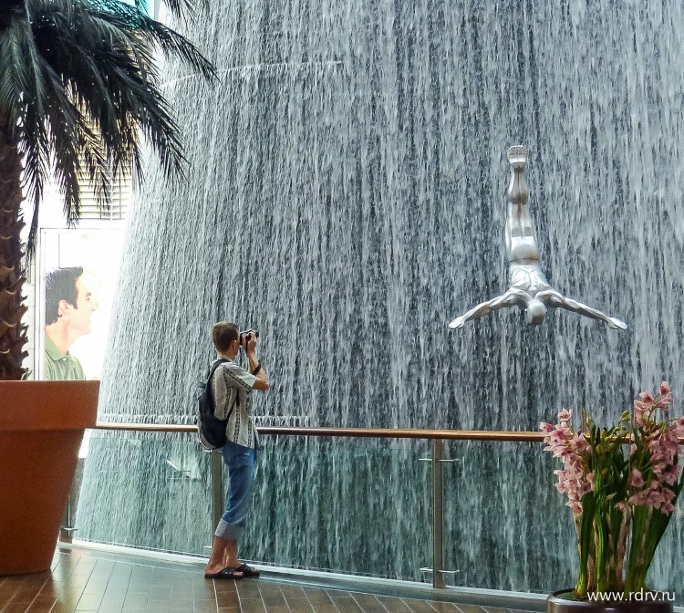 Фонтан водопад в Dubai Mall
