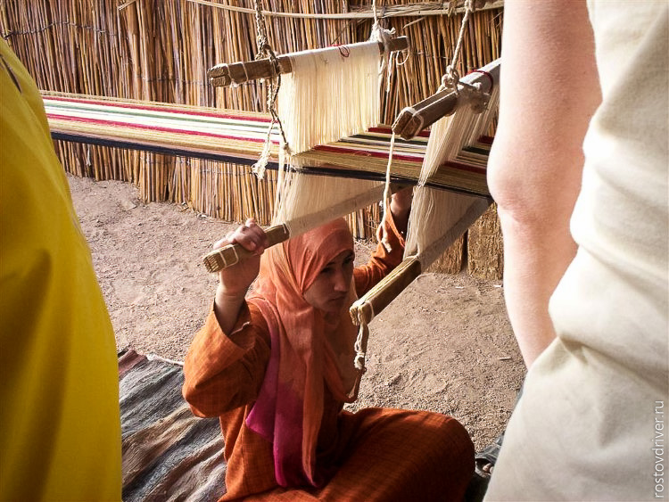 Девушка ткачиха в деревне бедуинов