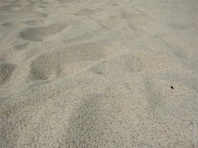 Песок на пляже Райского острова в Красном море