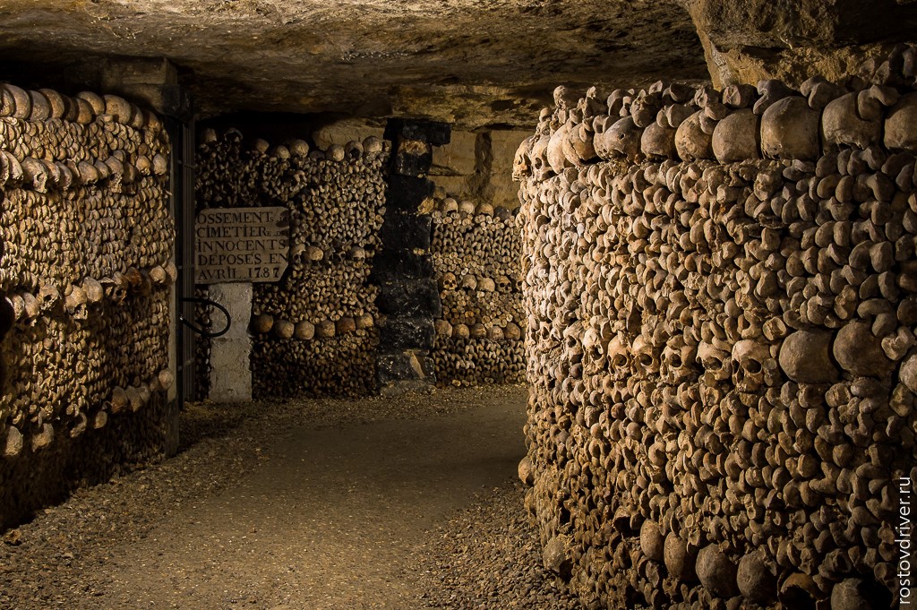 Захоронения останков в Парижских катакомбах
