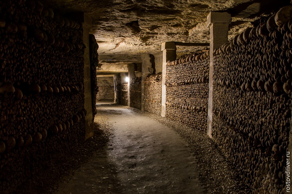 Длинный коридор в парижских катакомбах