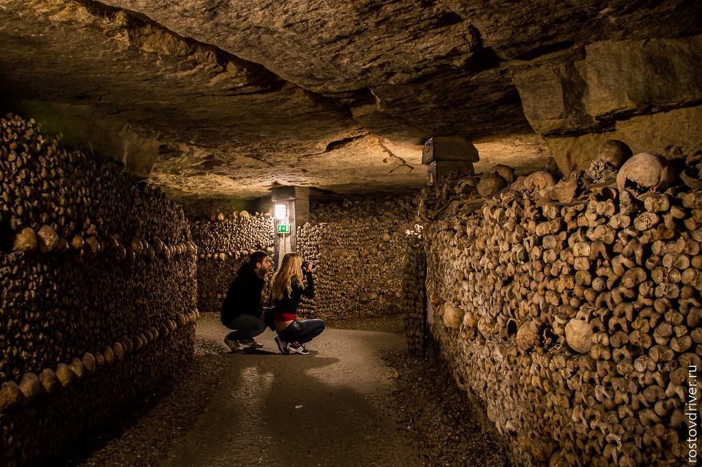 Посетители парижских катакомб