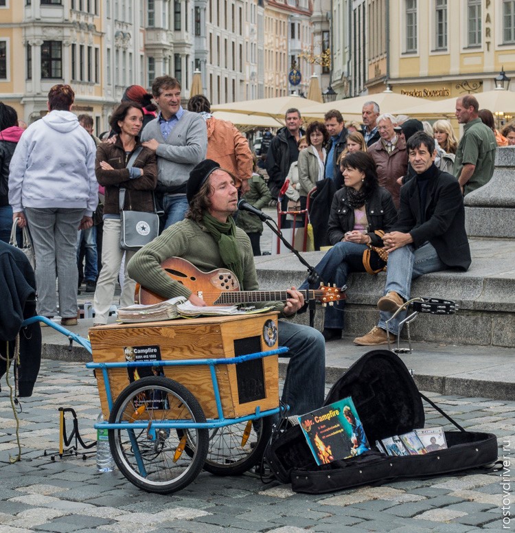 Уличный музыкант на площади