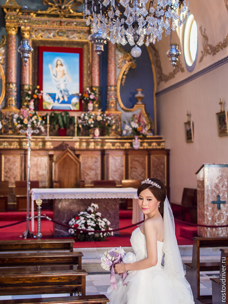 Невеста в церкви на Санторини
