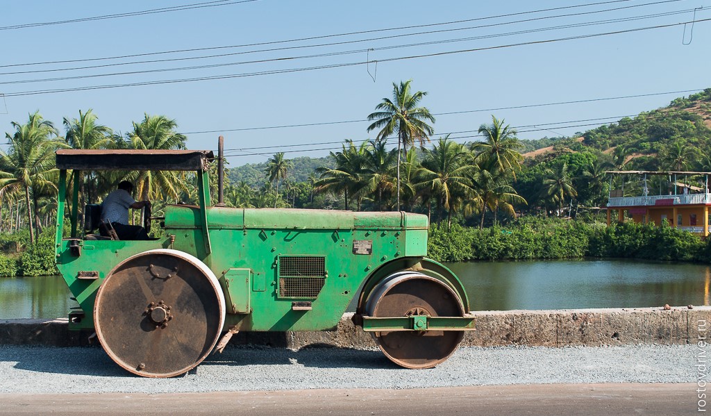 Каток на обочине дороги в Гоа
