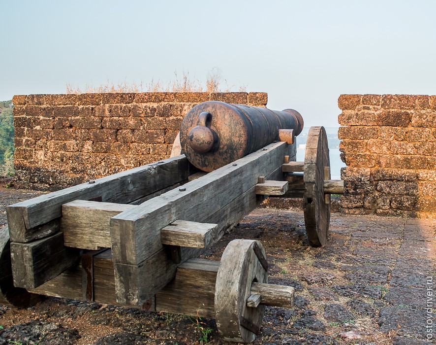 Пушка на стенах форта Рейс Магос