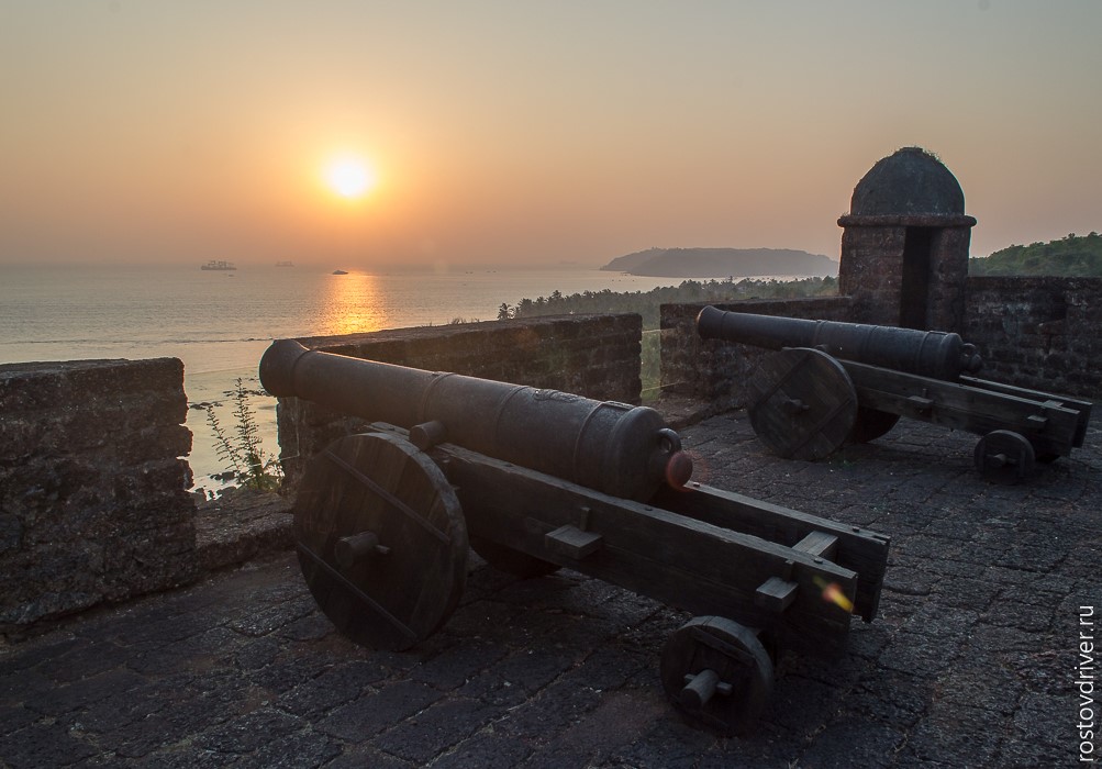 Пушки форта Рейс Магос в лучах закатного солнца