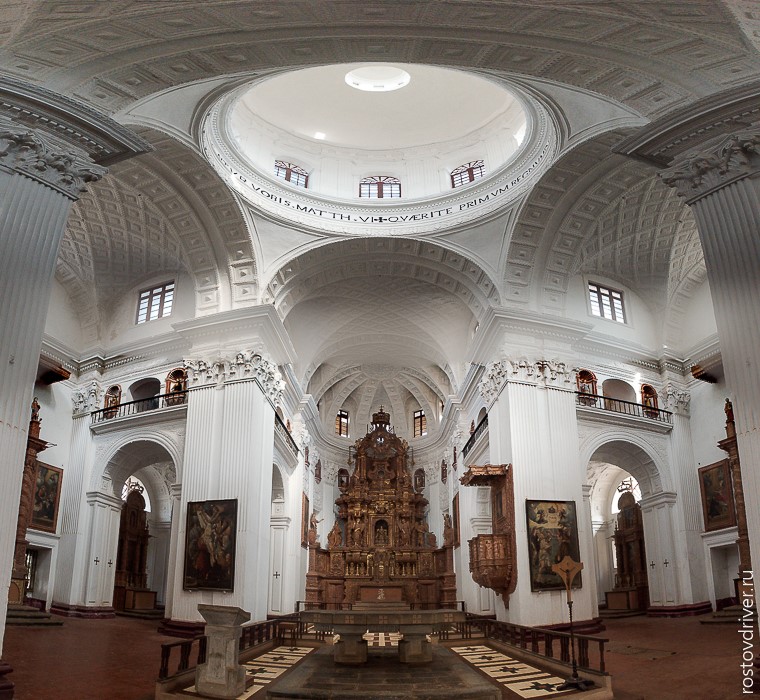 Панорама внутри Собора Святого Каэтана
