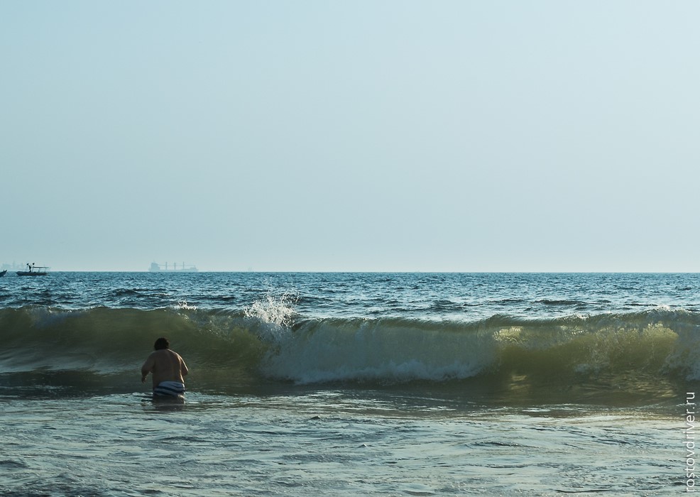 Волны на пляже Гоа Калангут