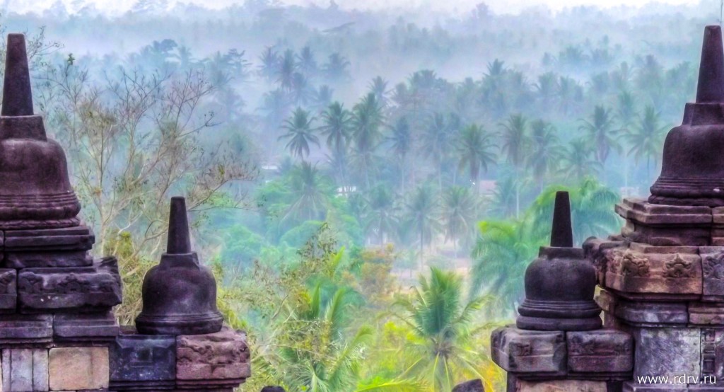 Утренняя дымка в долине у храма Боробудур