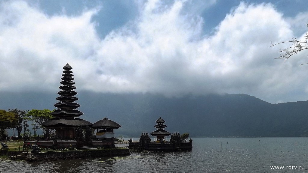 Храм на озере