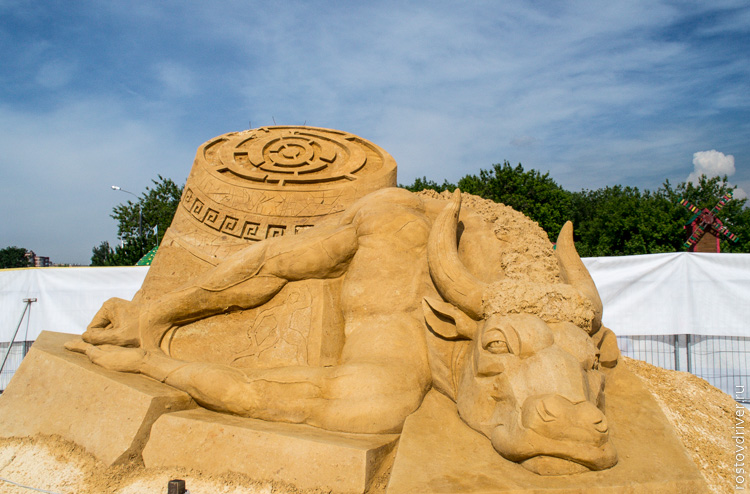 Скульптура из песка бык