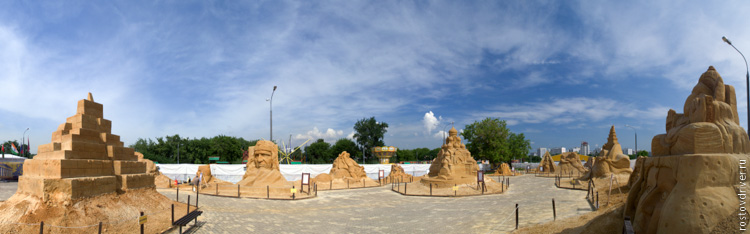 Панорама выставки скульптур из песка
