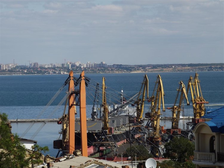 Вид с крыши на порт Одессы