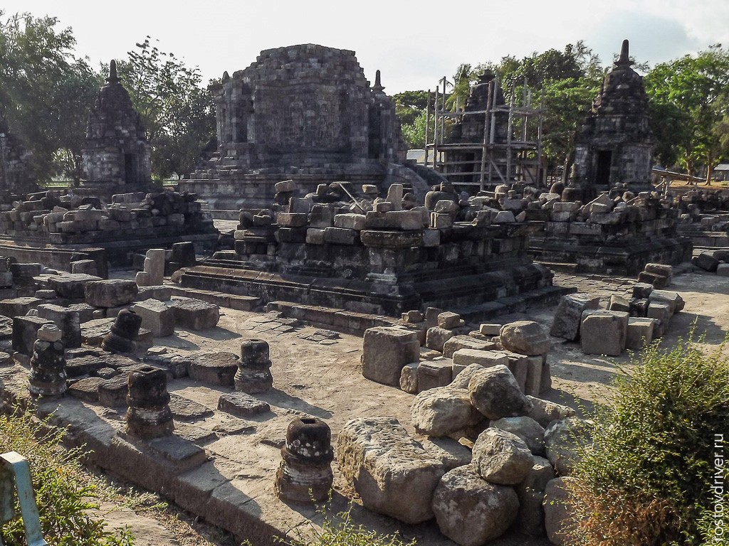 Реконструкция храма Прамбанан на острове Ява