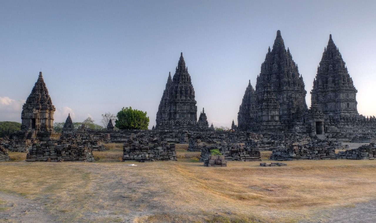 Комплекс храмов Прамбанан в Индонезии