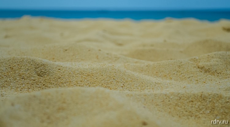 Песок пляжа Карон на Пхукете хрустит под ногами