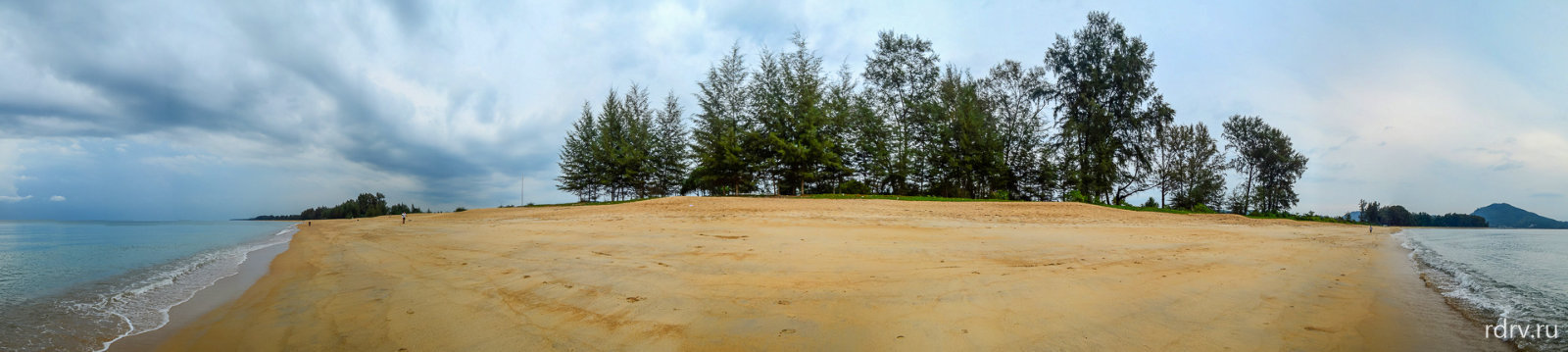 Панорама пляжа Май Као бич