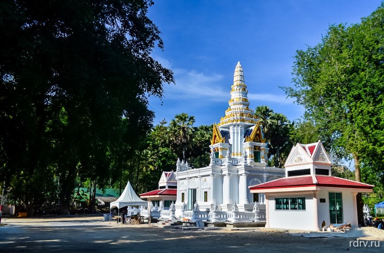 Храм рядом с пляжем Най Харн