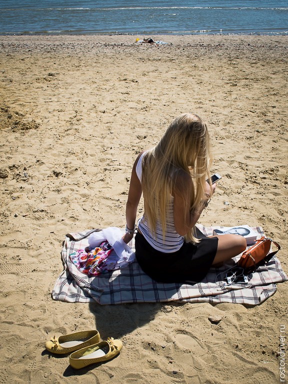 Девушка с aplle на пляже Таганрога
