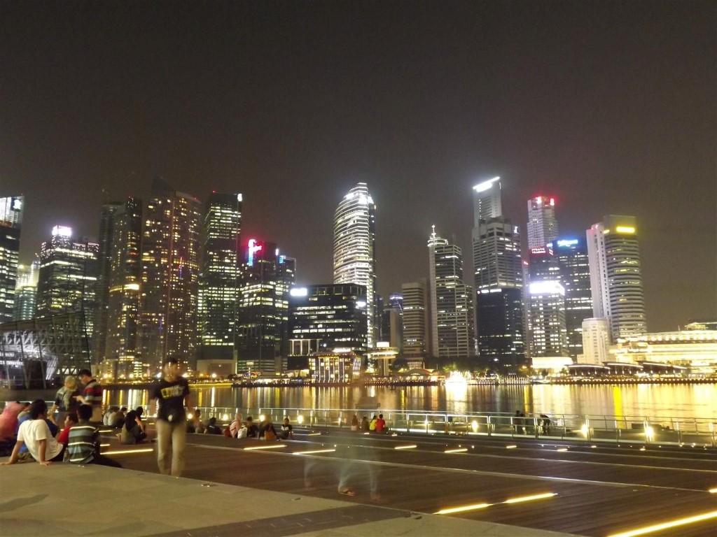 Набережная с видом на ночной Сингапур