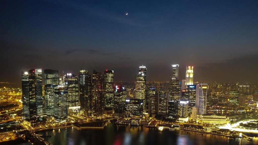 Луна над ночным Сингапуром