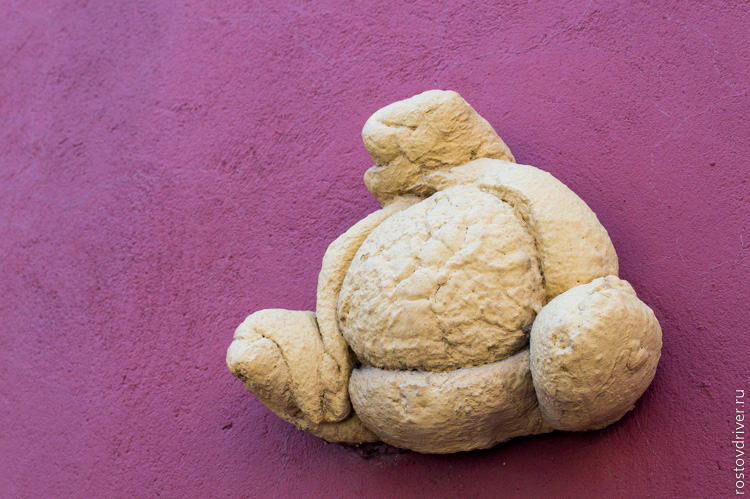 Хлеб на стенах музея Дали в Фигерасе