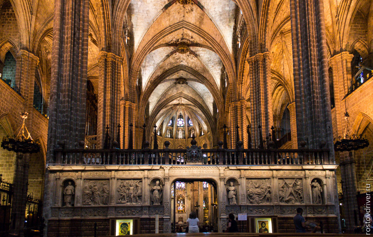 Внутри Кафедрального собора в Барселоне