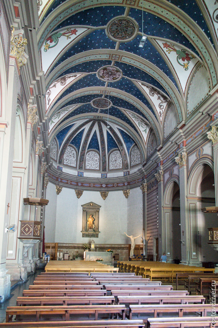 Внутри собора в Тоса де Мар