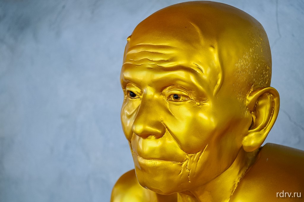 Лицо статуи буддийского монаха