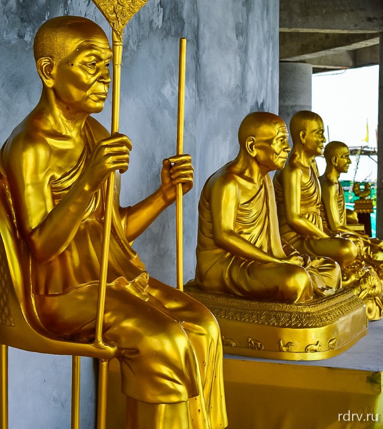 Статуи буддийских монахов