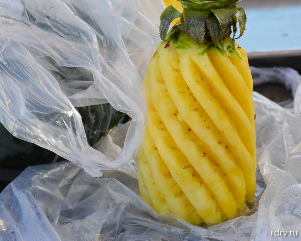 Чищенный ананас