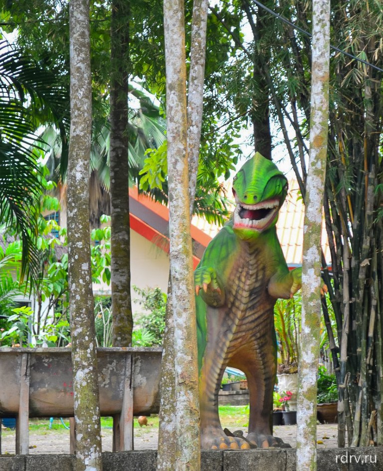 Динозавр у буддийского храма