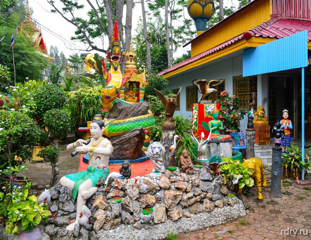 Статуи животных возле храма