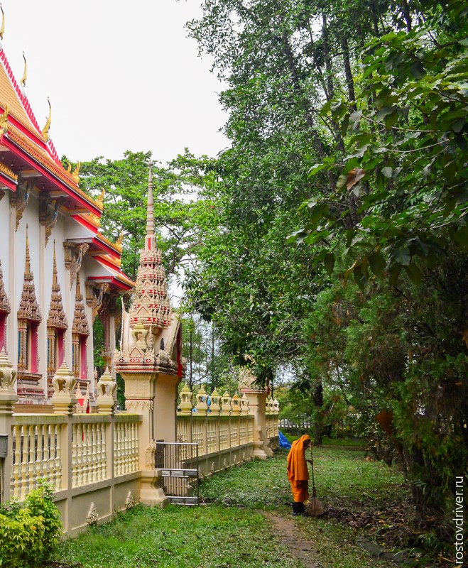 Монах у ограды храма