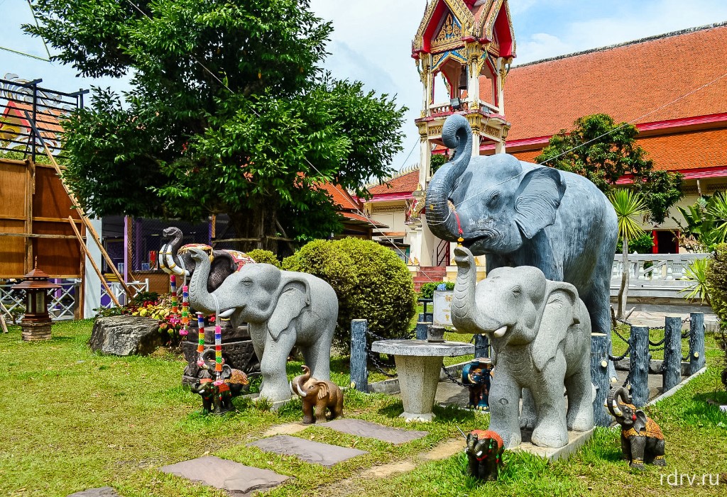 Статуи слонов