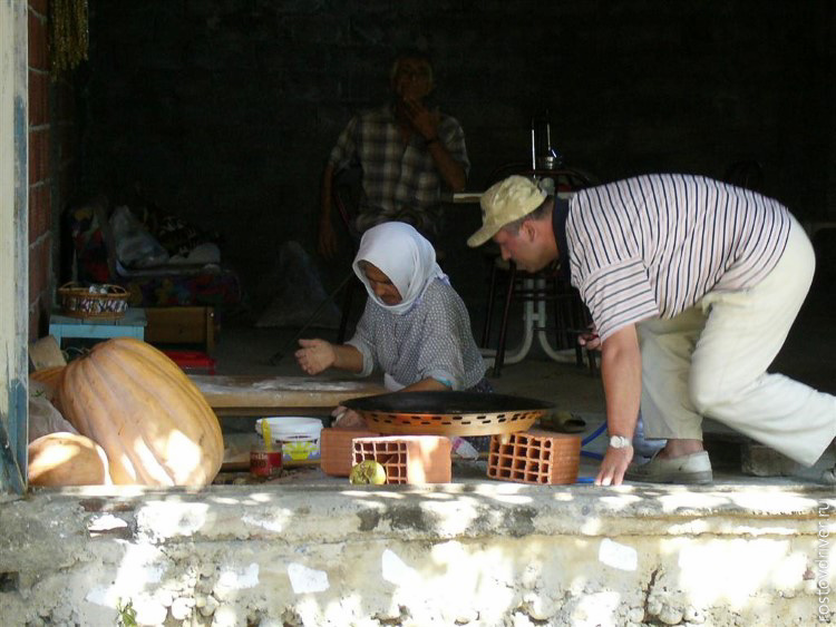Турецкая бабушка печет лепешки