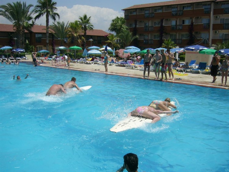 Соревнования в бассейне отеля