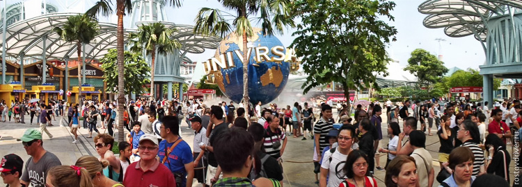 Очередь перед входом в парк Universal studios на Острове Сентоза в Сингапуре