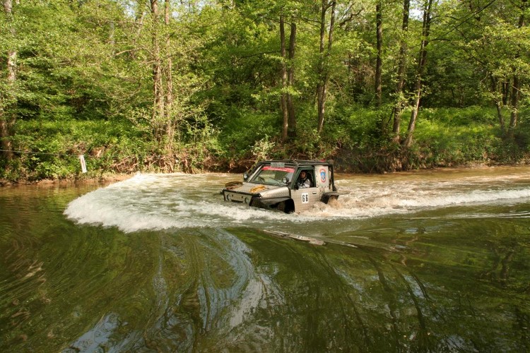 Спортивный автомобиль плывет по реке
