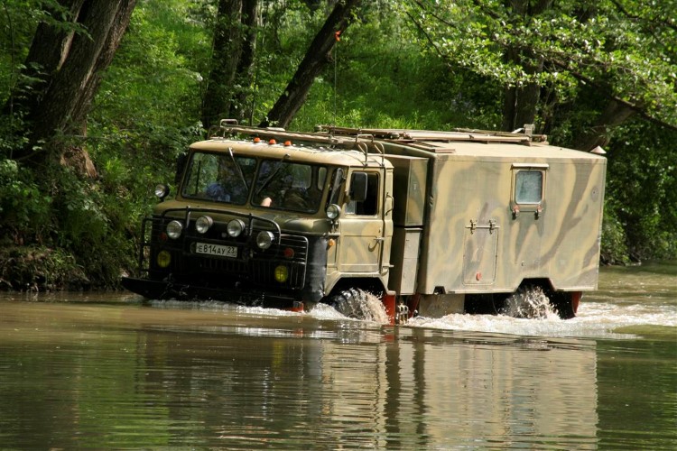 ГАЗ-66 едет по воде